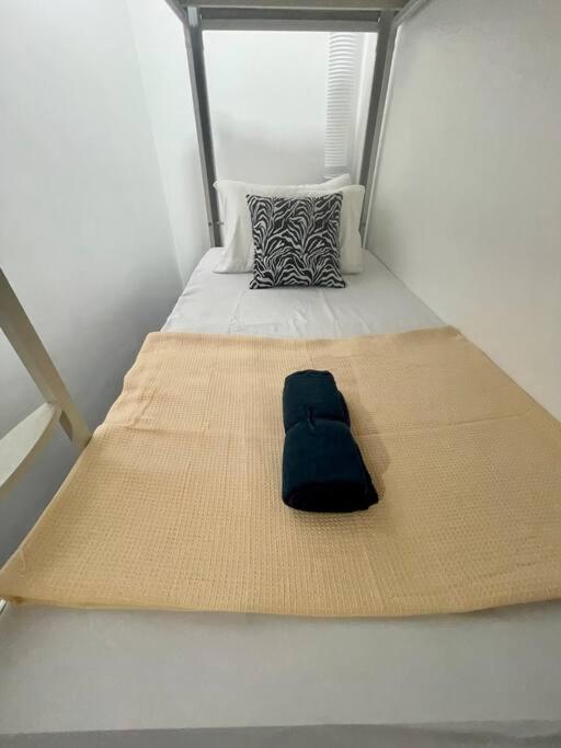 Arcoris Mont Kiara - Huge Balcony for 8 pax 1B1BR - 2 queen and 1 Partition Room Bunk Bed