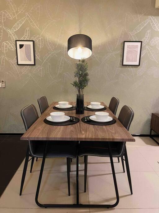 Arcoris Mont Kiara - Huge Balcony for 8 pax 1B1BR - 2 queen and 1 Partition Room Bunk Bed