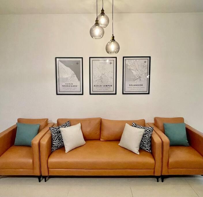Arcoris Mont Kiara - Huge Balcony for 8 pax 1B1BR - 2 queen and 1 Partition Room Bunk Bed