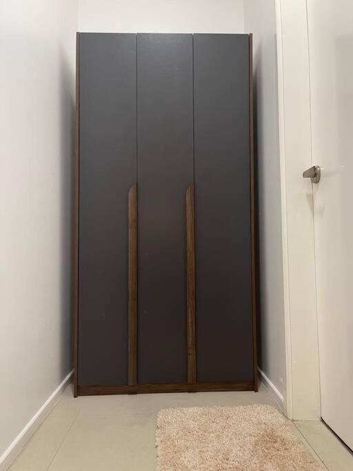 Arcoris Mont Kiara - Huge Balcony for 8 pax 1B1BR - 2 queen and 1 Partition Room Bunk Bed