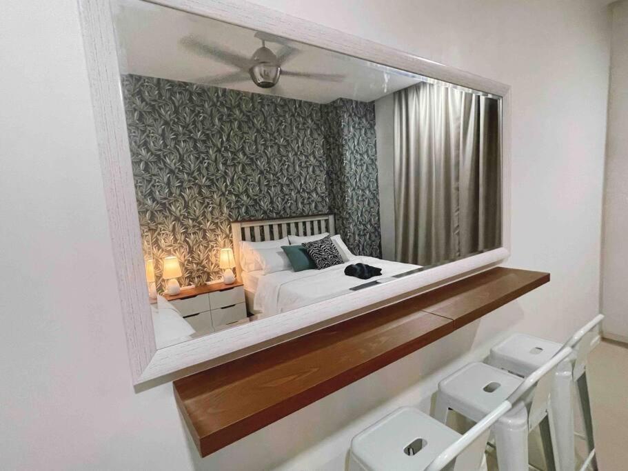 Arcoris Mont Kiara - Huge Balcony for 8 pax 1B1BR - 2 queen and 1 Partition Room Bunk Bed