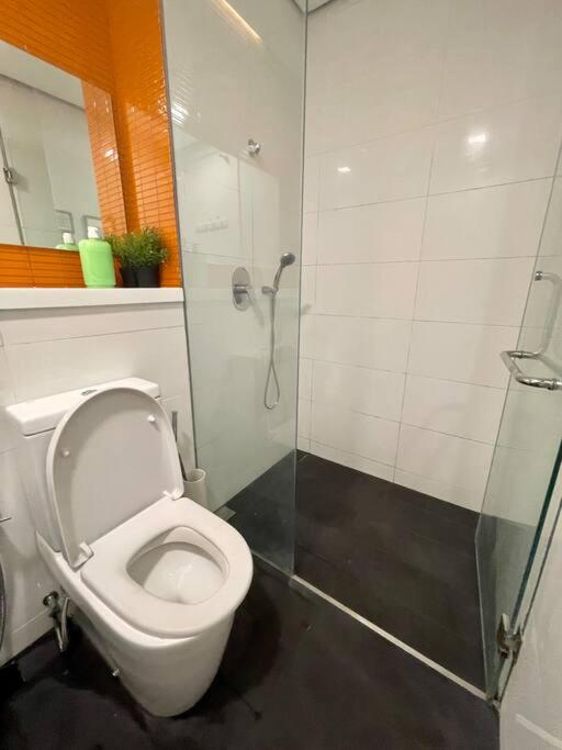 Arcoris Mont Kiara - Huge Balcony for 8 pax 1B1BR - 2 queen and 1 Partition Room Bunk Bed
