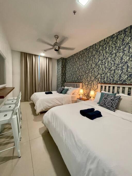 Arcoris Mont Kiara - Huge Balcony for 8 pax 1B1BR - 2 queen and 1 Partition Room Bunk Bed
