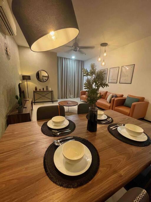 Arcoris Mont Kiara - Huge Balcony for 8 pax 1B1BR - 2 queen and 1 Partition Room Bunk Bed
