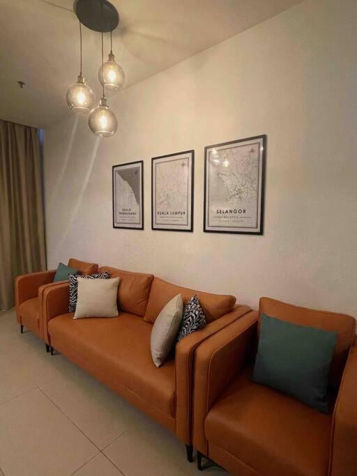 Arcoris Mont Kiara - Huge Balcony for 8 pax 1B1BR - 2 queen and 1 Partition Room Bunk Bed