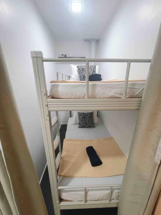 Arcoris Mont Kiara - Huge Balcony for 8 pax 1B1BR - 2 queen and 1 Partition Room Bunk Bed