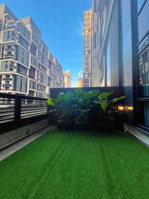 Arcoris Mont Kiara - Huge Balcony for 8 pax 1B1BR - 2 queen and 1 Partition Room Bunk Bed