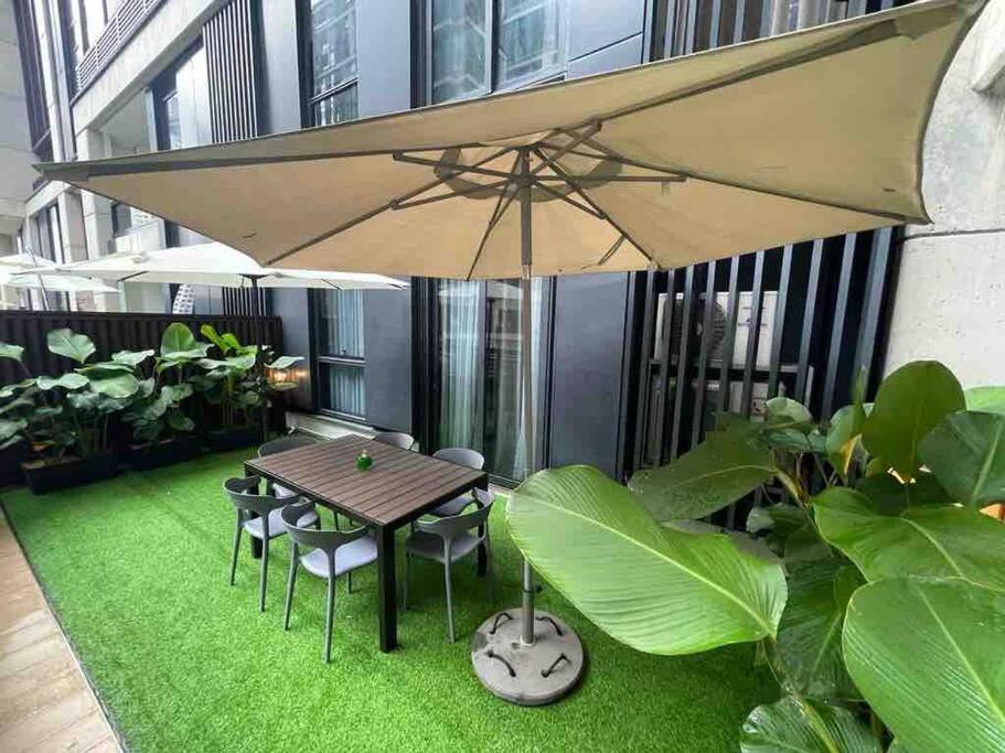 Arcoris Mont Kiara - Huge Balcony for 8 pax 1B1BR - 2 queen and 1 Partition Room Bunk Bed
