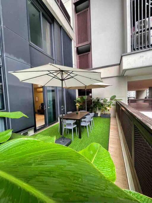 Arcoris Mont Kiara - Huge Balcony for 8 pax 1B1BR - 2 queen and 1 Partition Room Bunk Bed