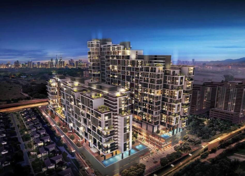 Arcoris Mont Kiara - Huge Balcony for 8 pax 1B1BR - 2 queen and 1 Partition Room Bunk Bed