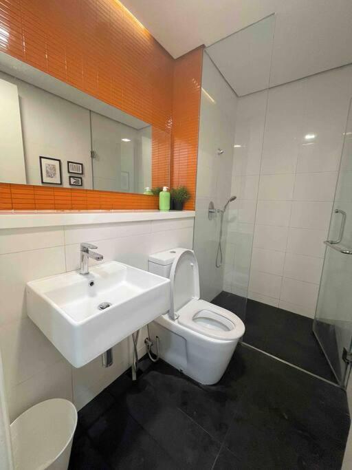 Arcoris Mont Kiara - Huge Balcony for 8 pax 1B1BR - 2 queen and 1 Partition Room Bunk Bed