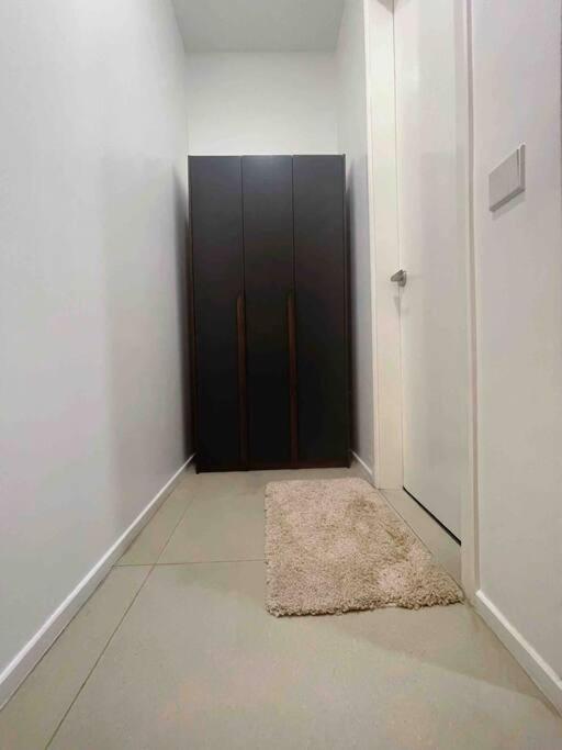 Arcoris Mont Kiara - Huge Balcony for 8 pax 1B1BR - 2 queen and 1 Partition Room Bunk Bed
