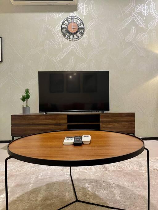 Arcoris Mont Kiara - Huge Balcony for 8 pax 1B1BR - 2 queen and 1 Partition Room Bunk Bed