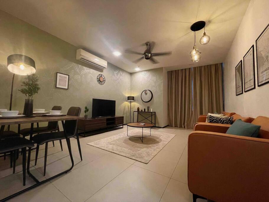 Arcoris Mont Kiara - Huge Balcony for 8 pax 1B1BR - 2 queen and 1 Partition Room Bunk Bed