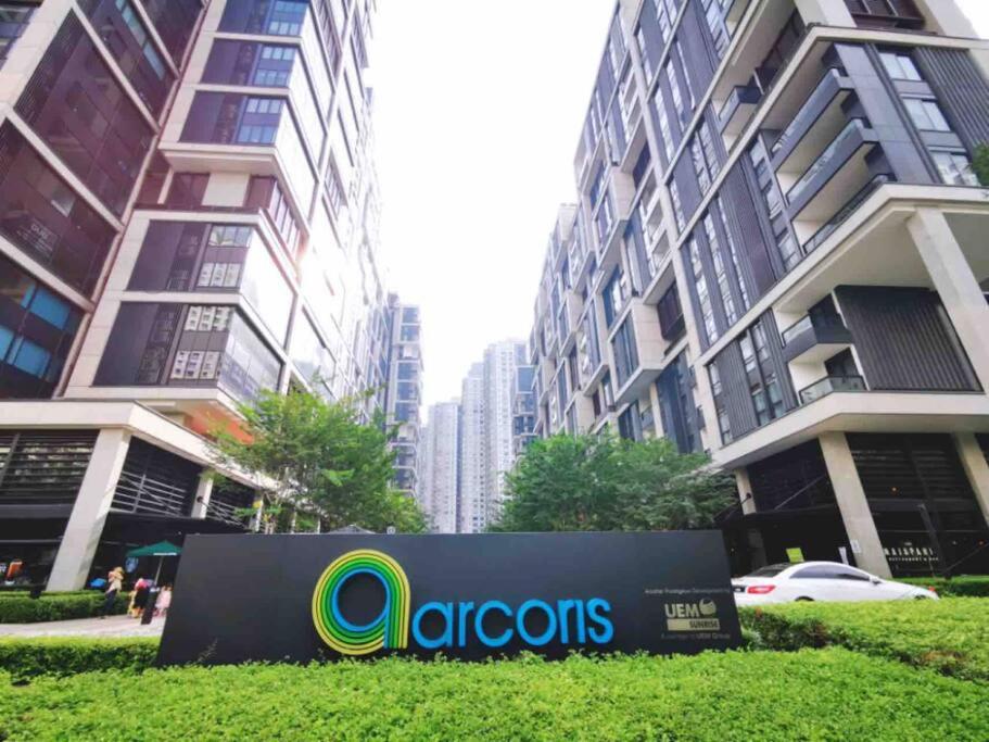 Arcoris Mont Kiara - Huge Balcony for 8 pax 1B1BR - 2 queen and 1 Partition Room Bunk Bed