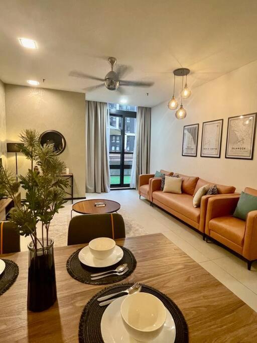 Arcoris Mont Kiara - Huge Balcony for 8 pax 1B1BR - 2 queen and 1 Partition Room Bunk Bed