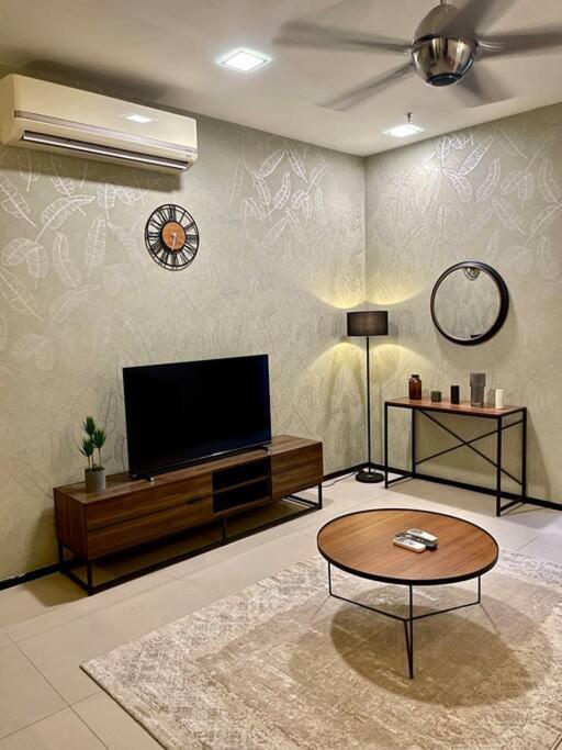 Arcoris Mont Kiara - Huge Balcony for 8 pax 1B1BR - 2 queen and 1 Partition Room Bunk Bed