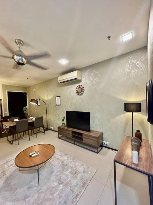 Arcoris Mont Kiara - Huge Balcony for 8 pax 1B1BR - 2 queen and 1 Partition Room Bunk Bed