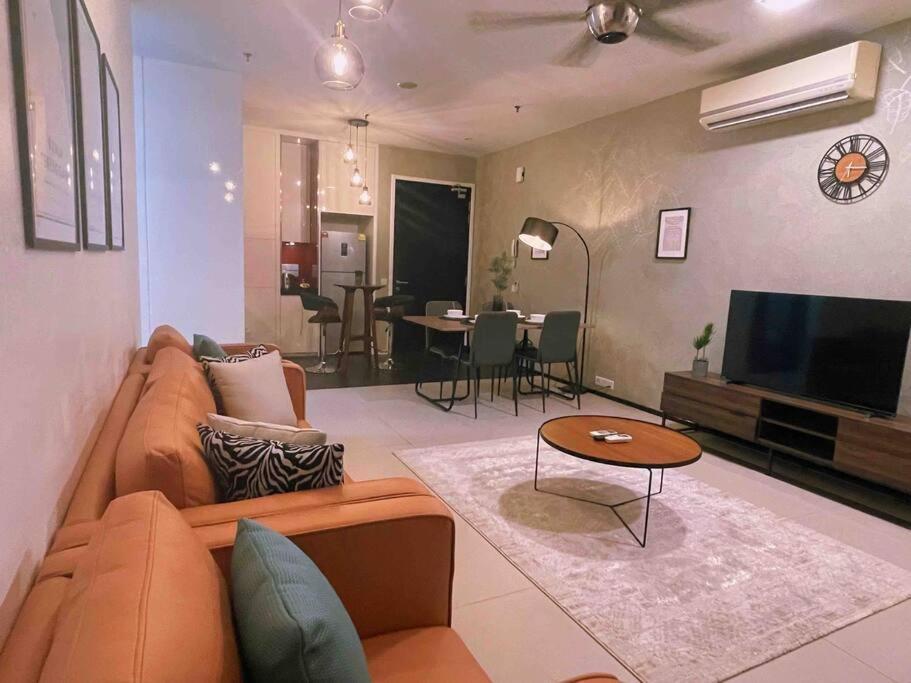Arcoris Mont Kiara - Huge Balcony for 8 pax 1B1BR - 2 queen and 1 Partition Room Bunk Bed