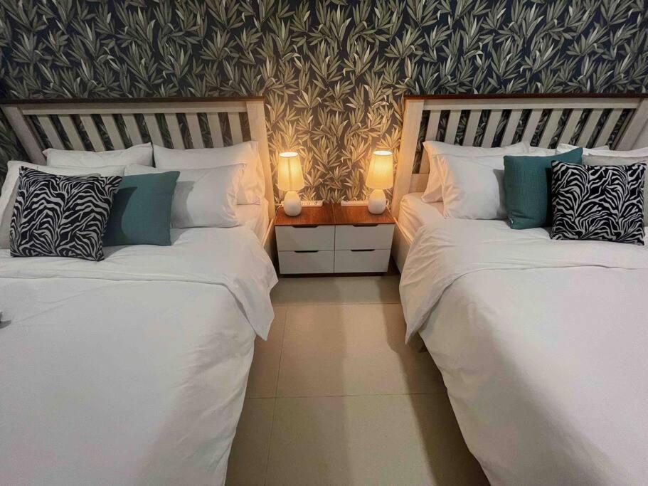 Arcoris Mont Kiara - Huge Balcony for 8 pax 1B1BR - 2 queen and 1 Partition Room Bunk Bed