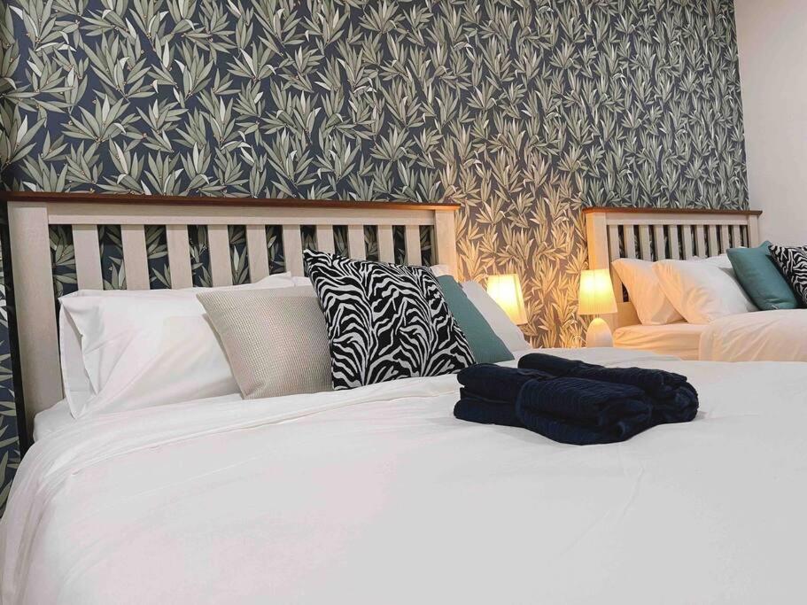 Arcoris Mont Kiara - Huge Balcony for 8 pax 1B1BR - 2 queen and 1 Partition Room Bunk Bed