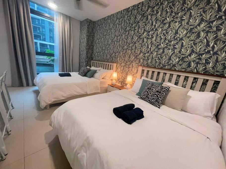Arcoris Mont Kiara - Huge Balcony for 8 pax 1B1BR - 2 queen and 1 Partition Room Bunk Bed