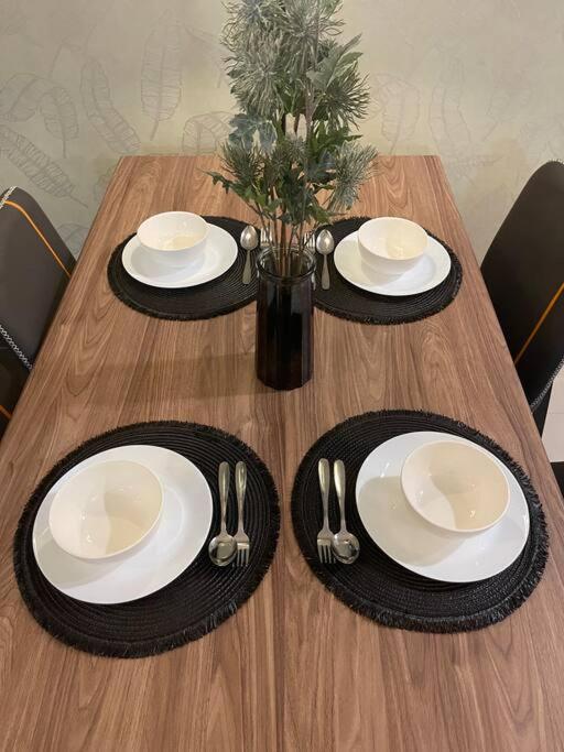 Arcoris Mont Kiara - Huge Balcony for 8 pax 1B1BR - 2 queen and 1 Partition Room Bunk Bed
