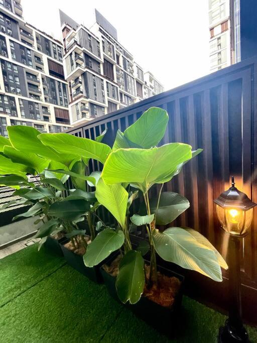Arcoris Mont Kiara - Huge Balcony for 8 pax 1B1BR - 2 queen and 1 Partition Room Bunk Bed
