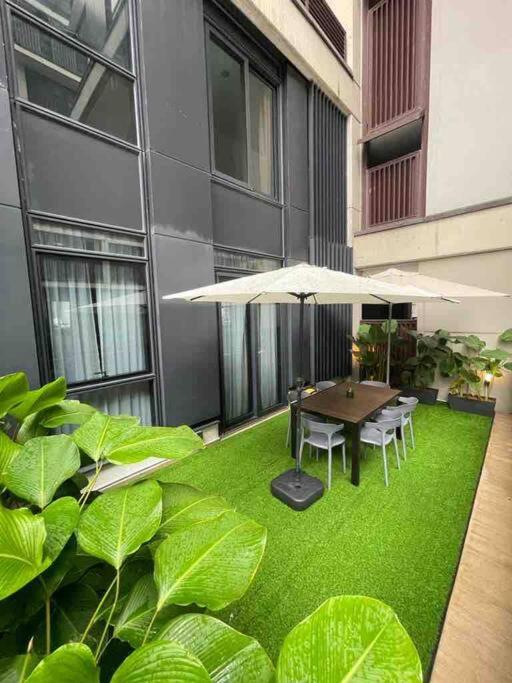 Arcoris Mont Kiara - Huge Balcony for 8 pax 1B1BR - 2 queen and 1 Partition Room Bunk Bed