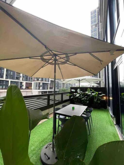 Arcoris Mont Kiara - Huge Balcony for 8 pax 1B1BR - 2 queen and 1 Partition Room Bunk Bed