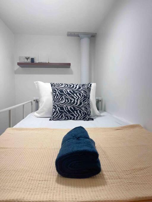 Arcoris Mont Kiara - Huge Balcony for 8 pax 1B1BR - 2 queen and 1 Partition Room Bunk Bed