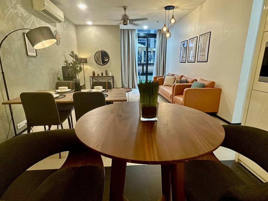 Arcoris Mont Kiara - Huge Balcony for 8 pax 1B1BR - 2 queen and 1 Partition Room Bunk Bed