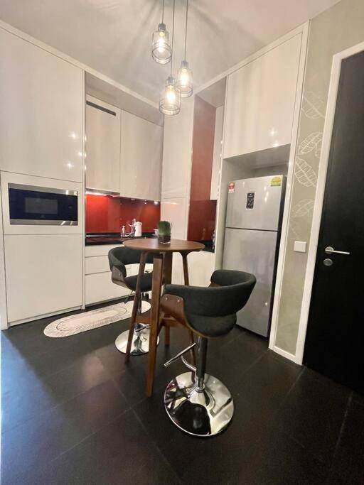 Arcoris Mont Kiara - Huge Balcony for 8 pax 1B1BR - 2 queen and 1 Partition Room Bunk Bed