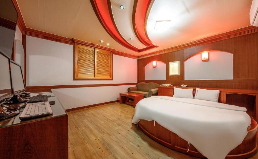 Utopia Hotel view 3