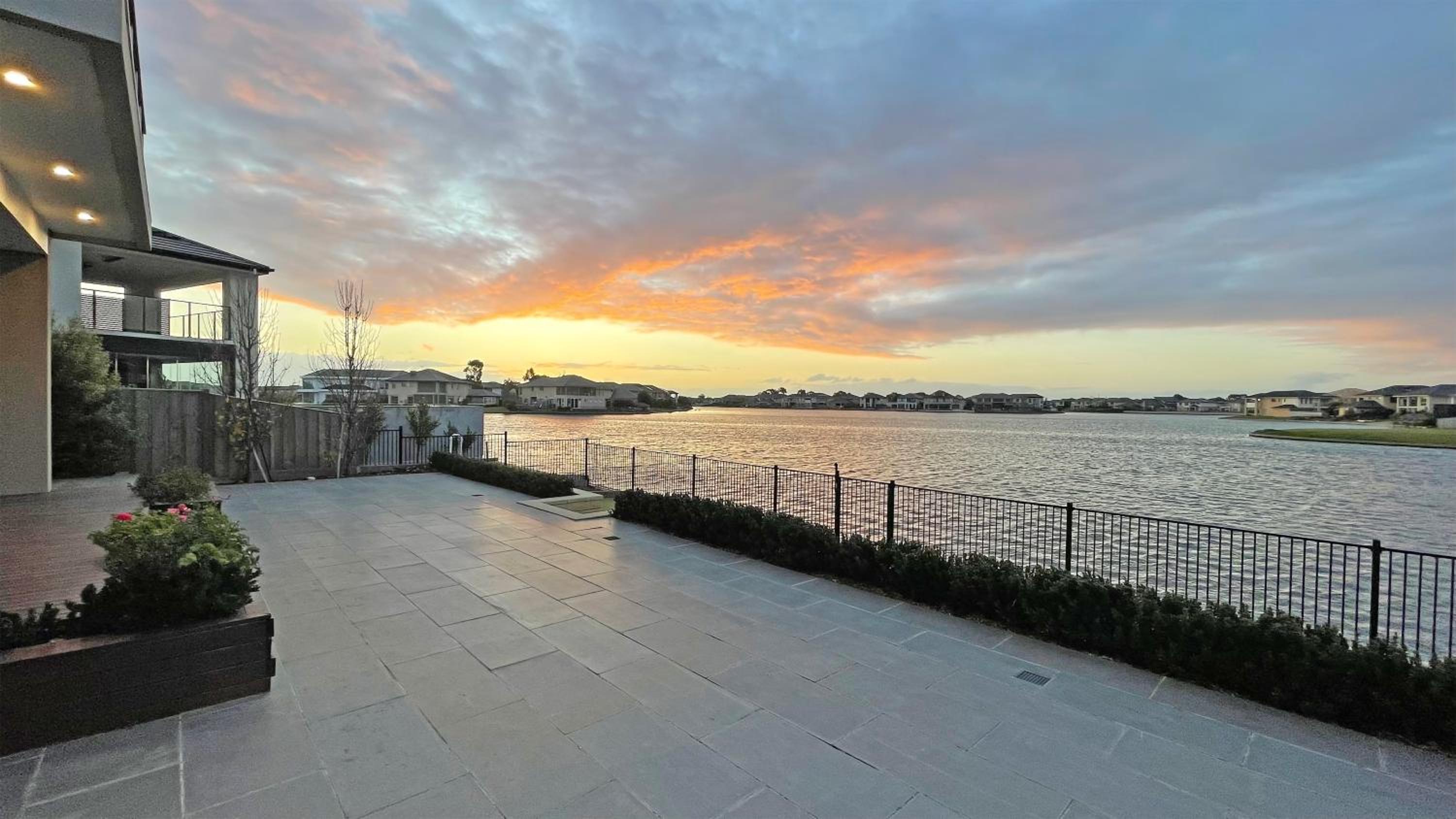 Luxury Waterfront Villa BBQ Cafe WiFi Great Views 5BRM