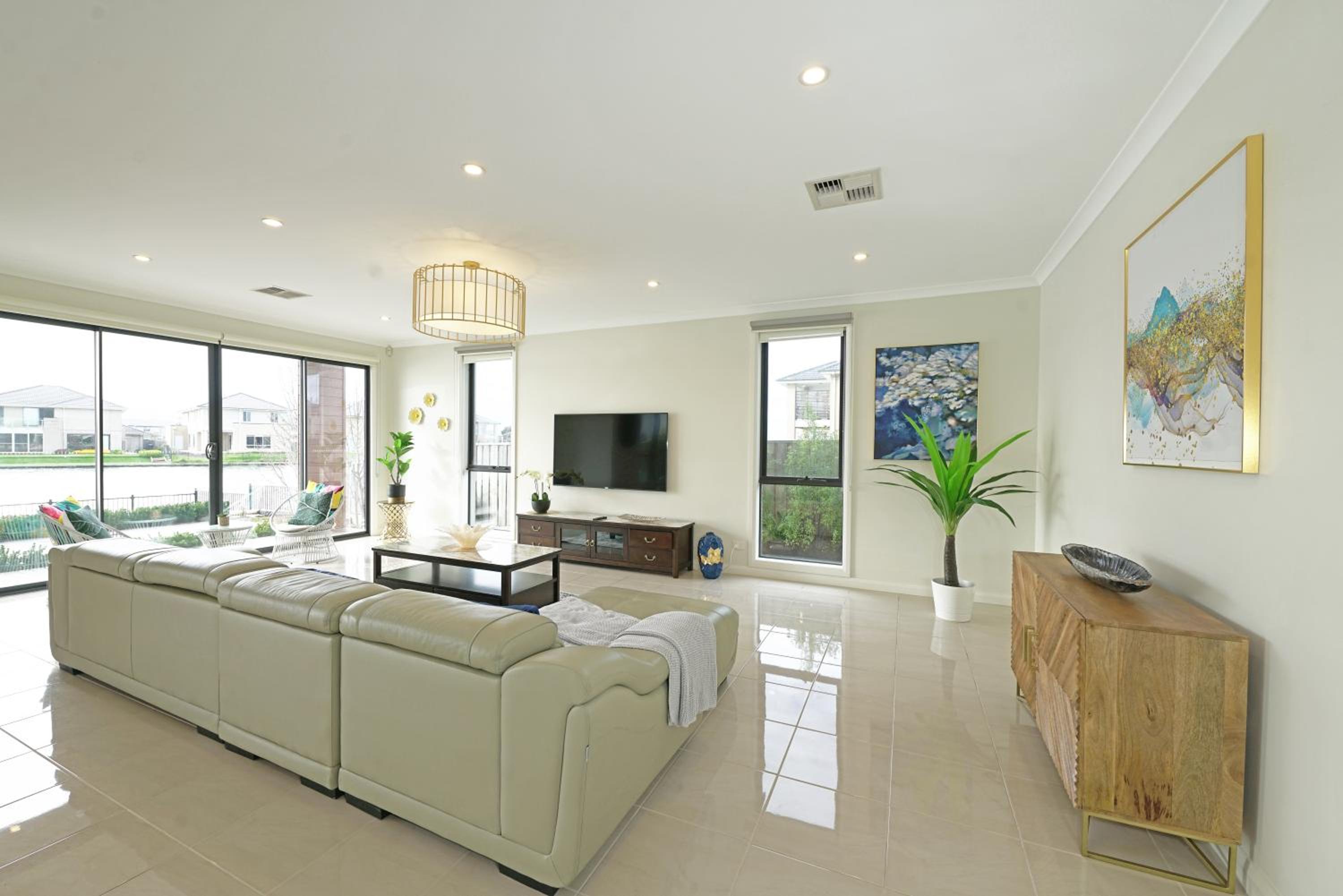Luxury Waterfront Villa BBQ Cafe WiFi Great Views 5BRM