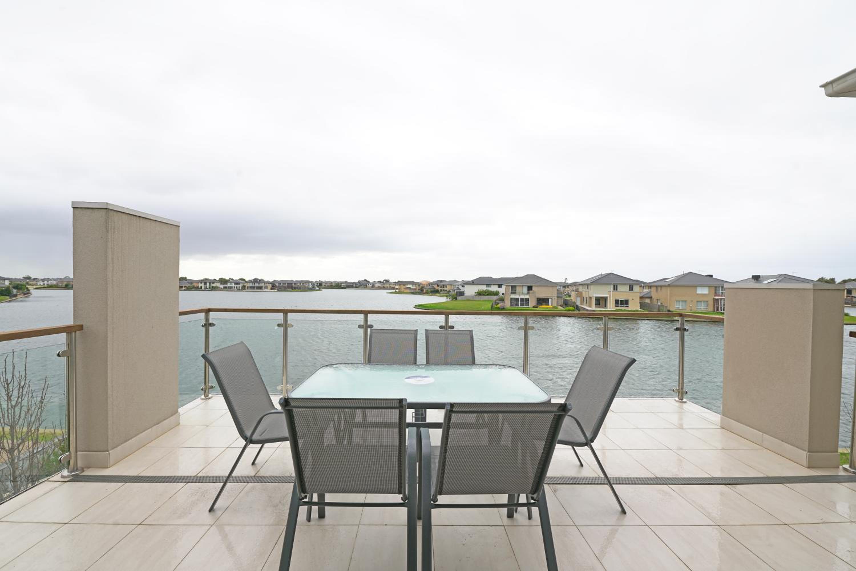 Luxury Waterfront Villa BBQ Cafe WiFi Great Views 5BRM