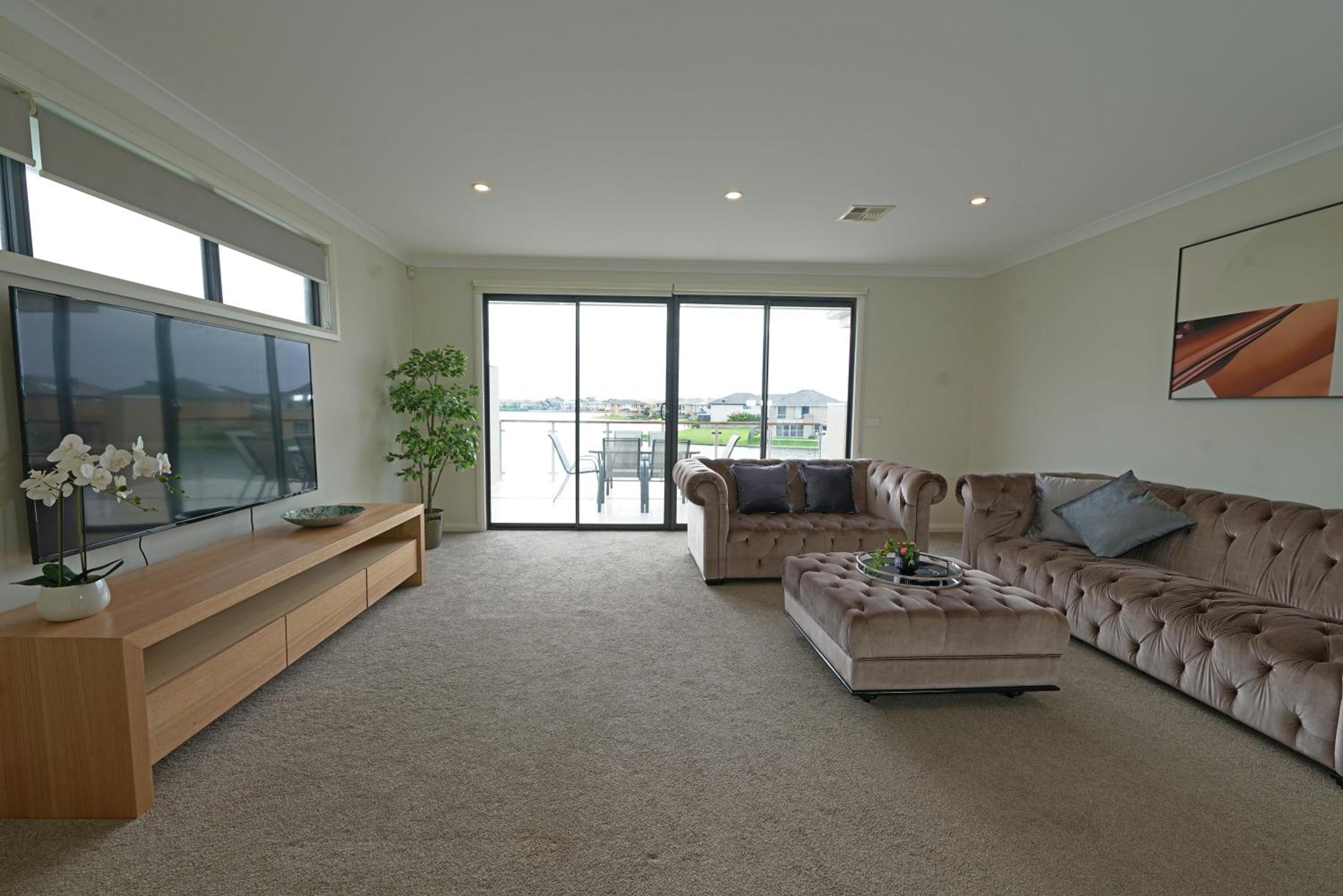 Luxury Waterfront Villa BBQ Cafe WiFi Great Views 5BRM