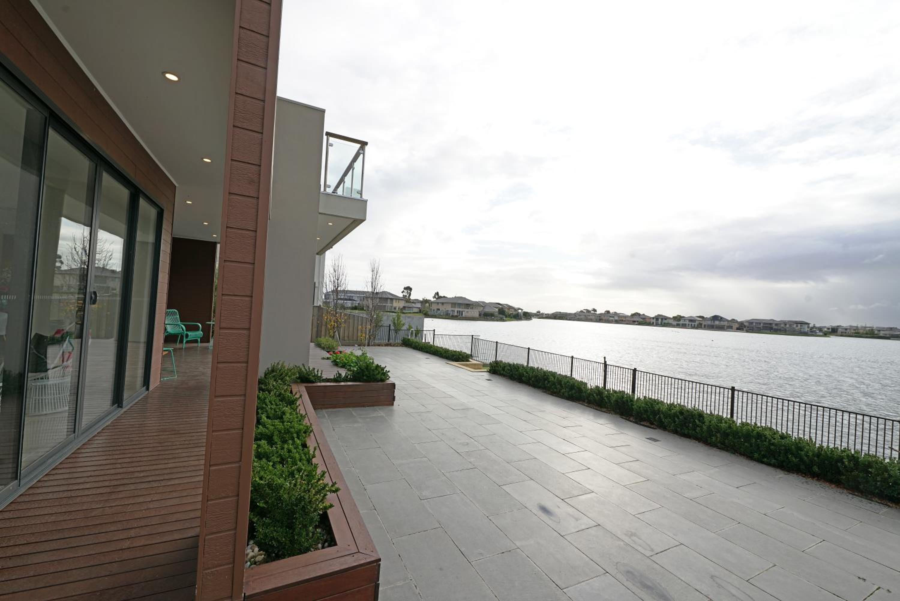 Luxury Waterfront Villa BBQ Cafe WiFi Great Views 5BRM