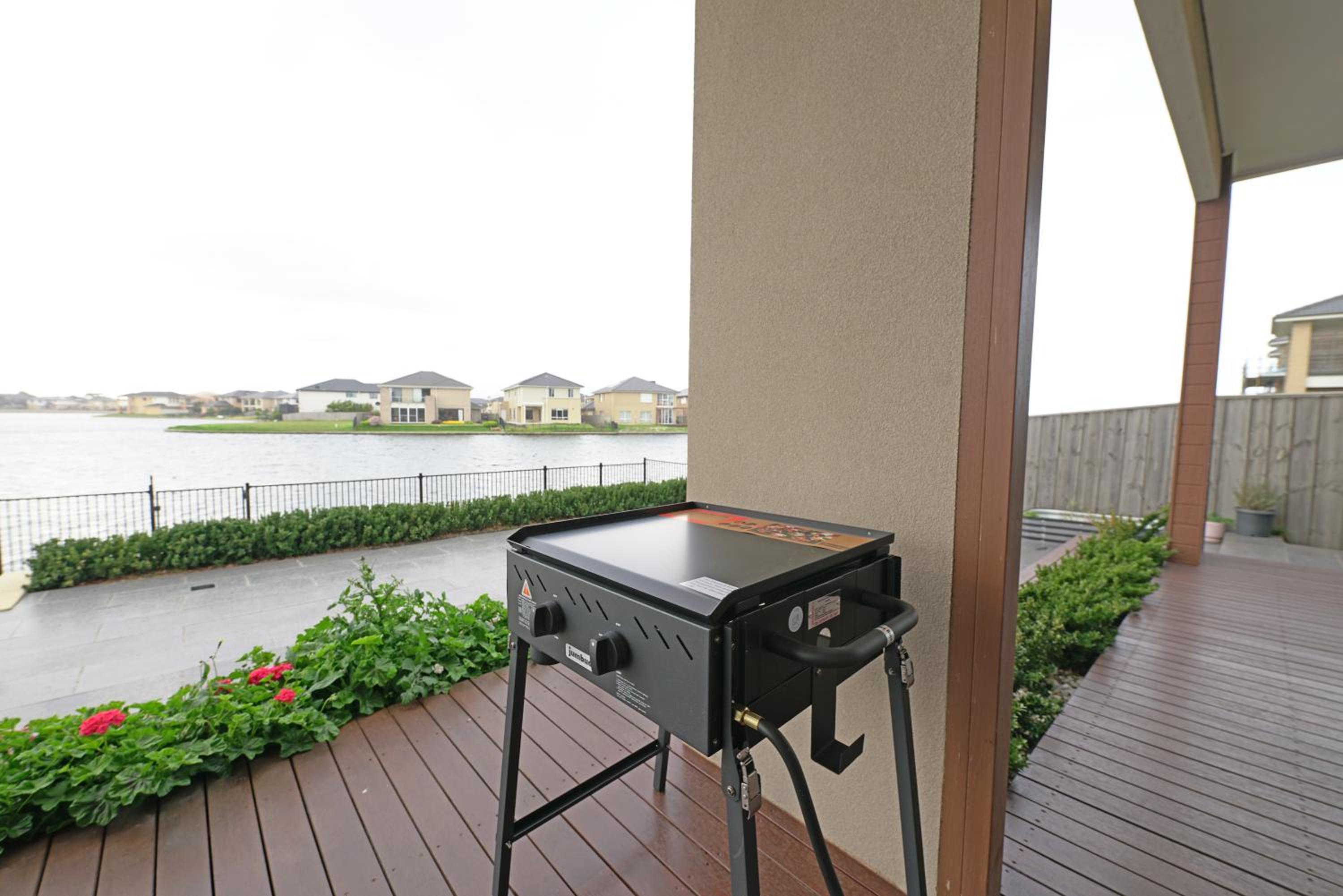 Luxury Waterfront Villa BBQ Cafe WiFi Great Views 5BRM