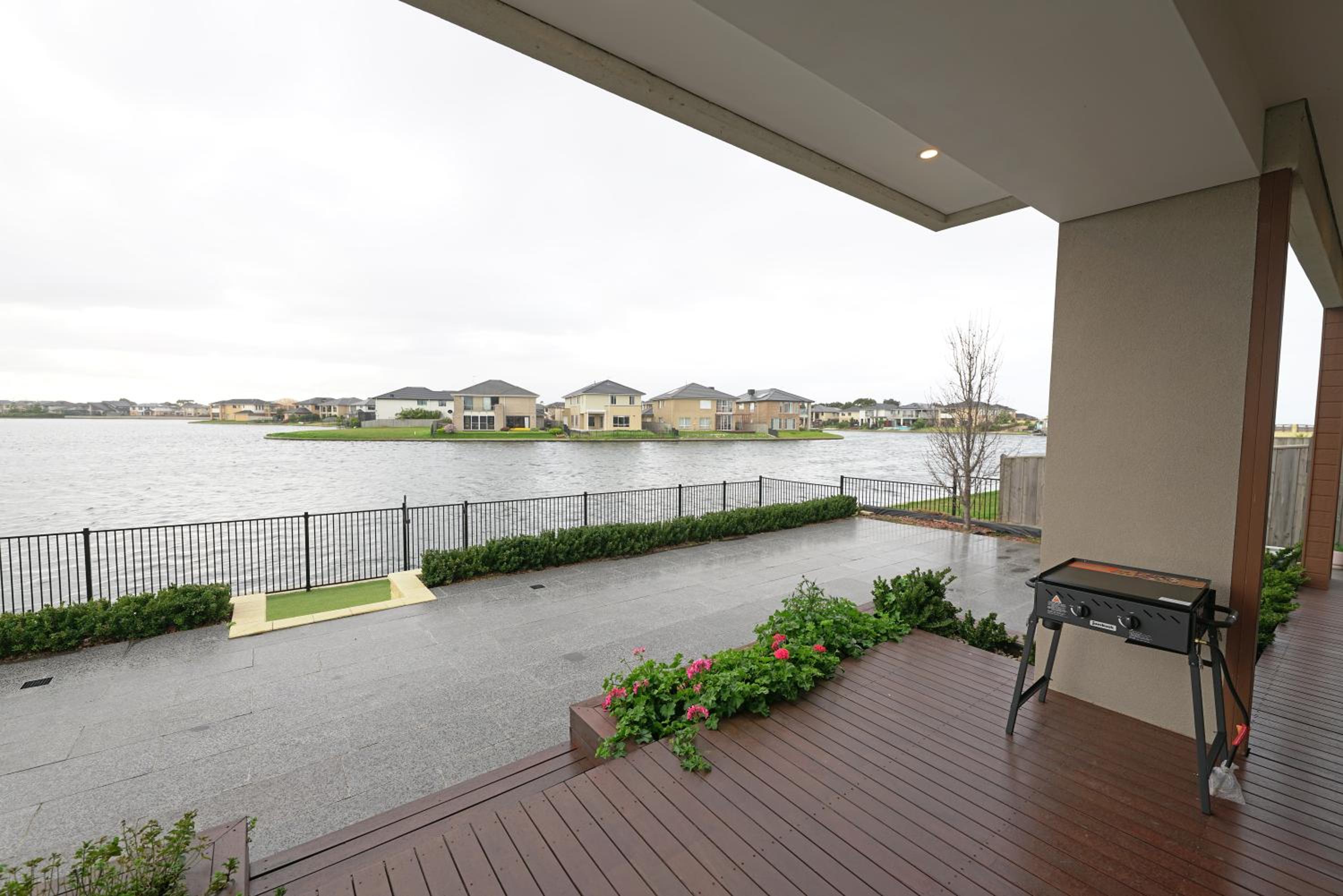 Luxury Waterfront Villa BBQ Cafe WiFi Great Views 5BRM