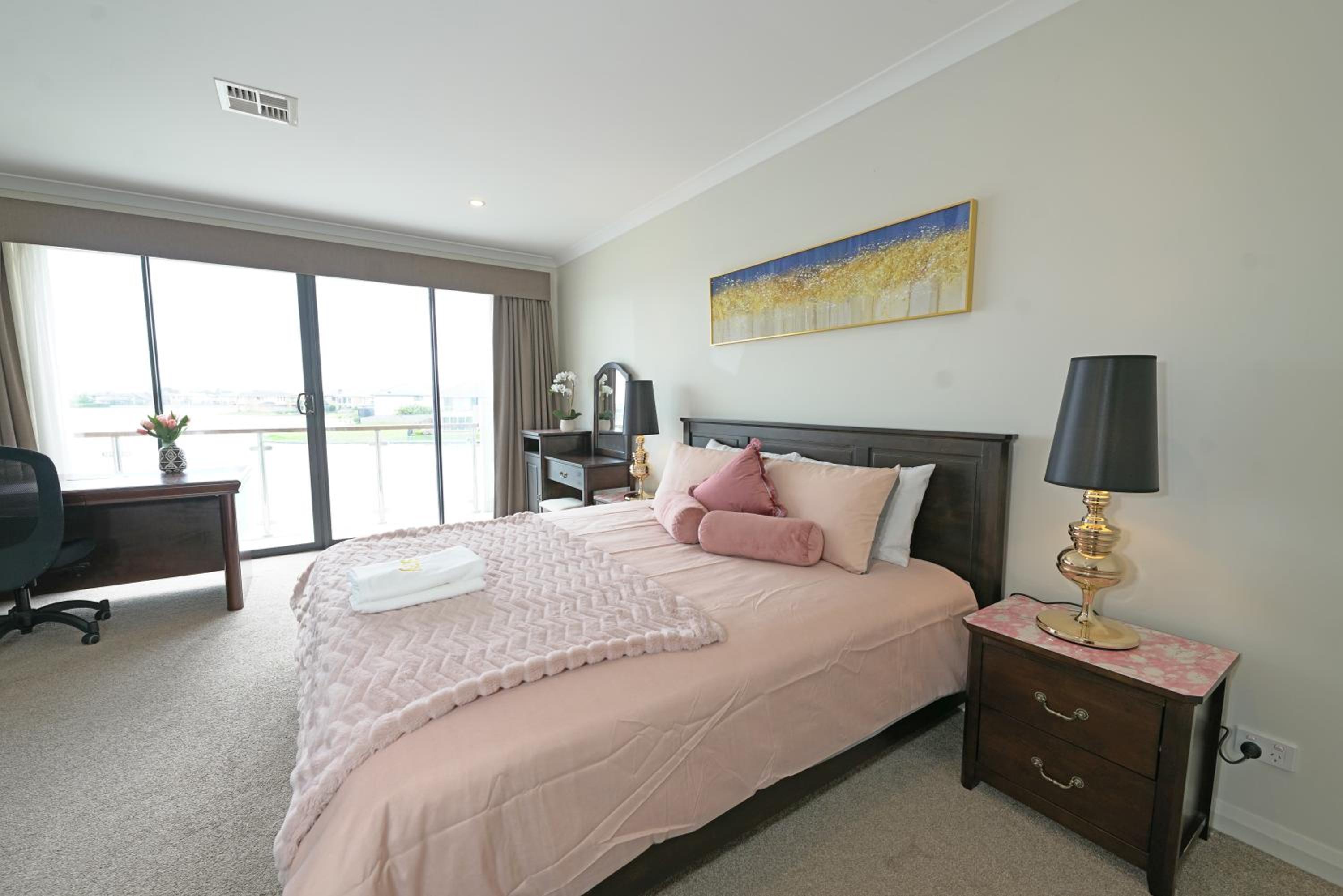 Luxury Waterfront Villa BBQ Cafe WiFi Great Views 5BRM