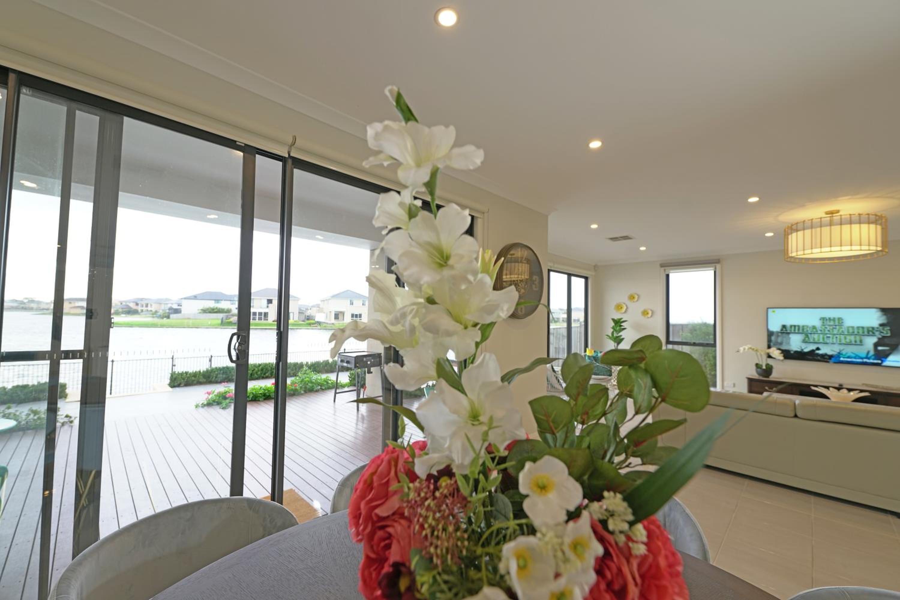 Luxury Waterfront Villa BBQ Cafe WiFi Great Views 5BRM