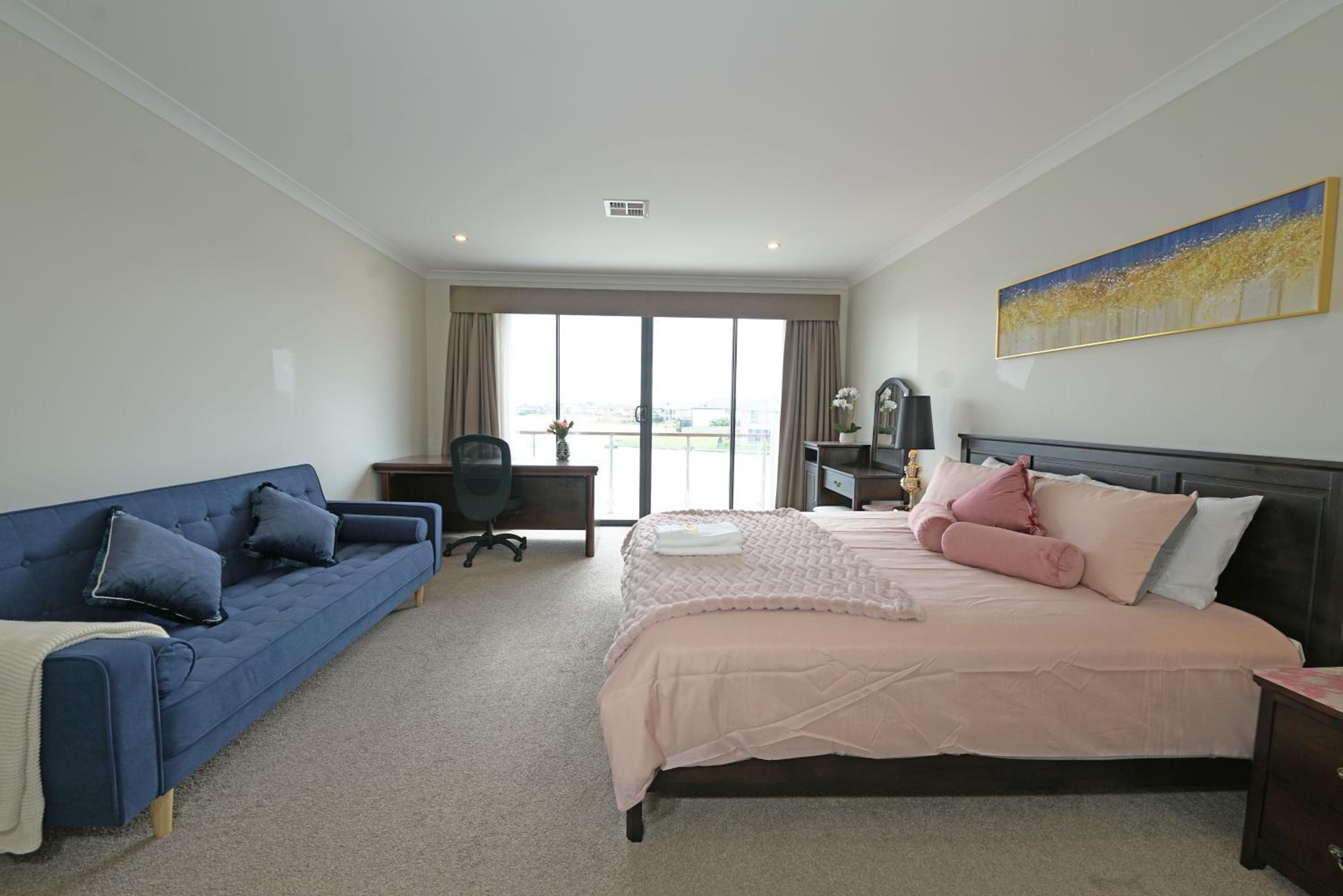 Luxury Waterfront Villa BBQ Cafe WiFi Great Views 5BRM