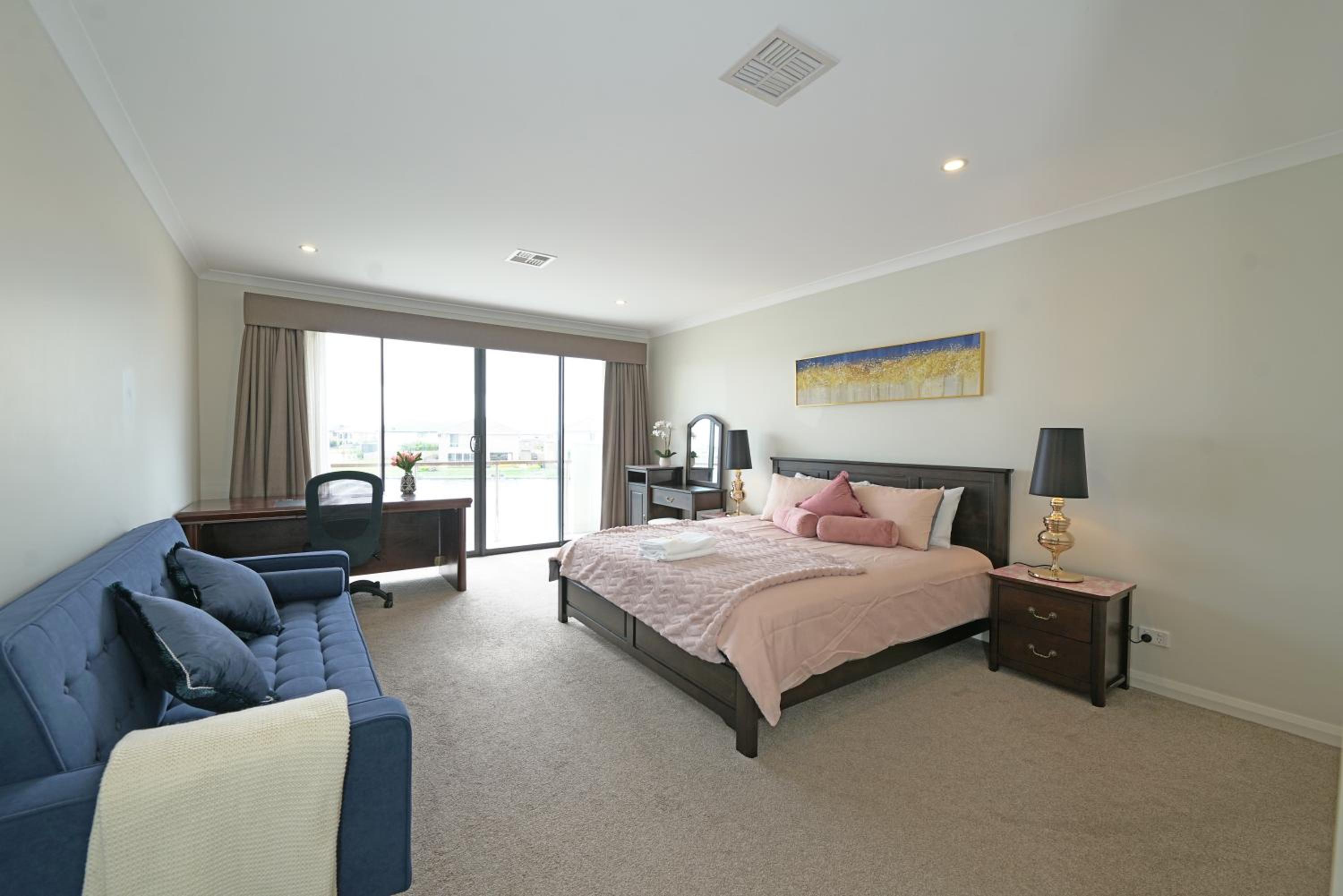 Luxury Waterfront Villa BBQ Cafe WiFi Great Views 5BRM
