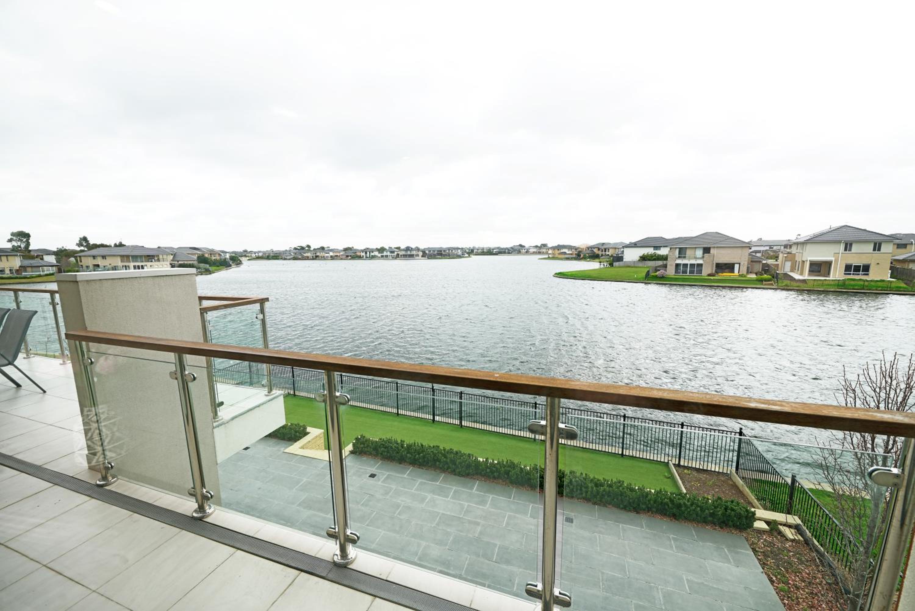 Luxury Waterfront Villa BBQ Cafe WiFi Great Views 5BRM
