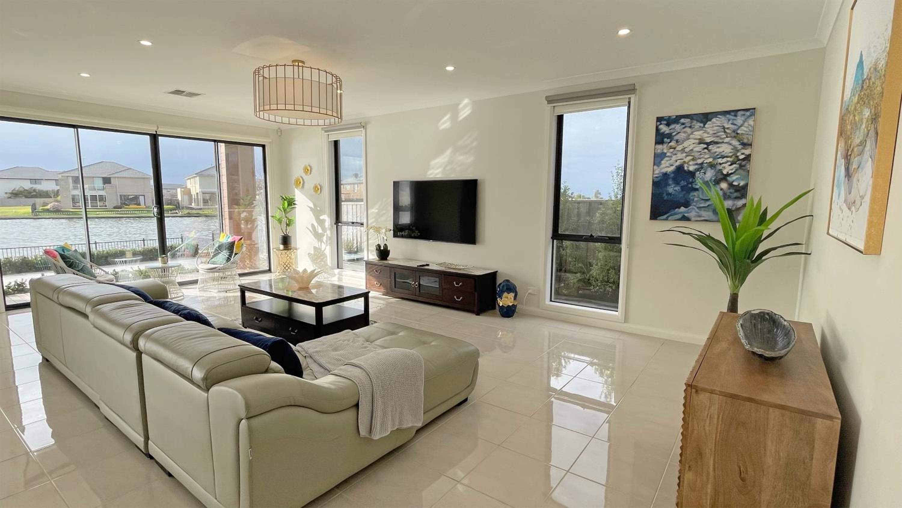 Luxury Waterfront Villa BBQ Cafe WiFi Great Views 5BRM