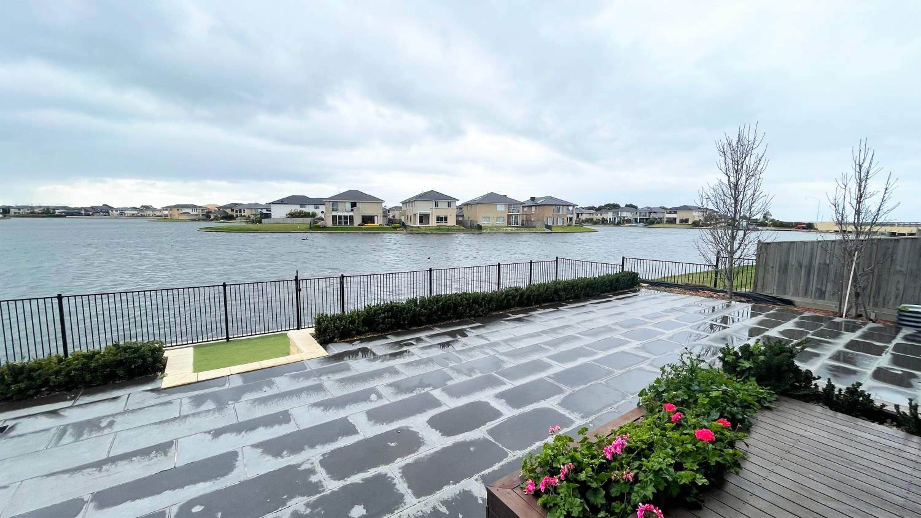 Luxury Waterfront Villa BBQ Cafe WiFi Great Views 5BRM