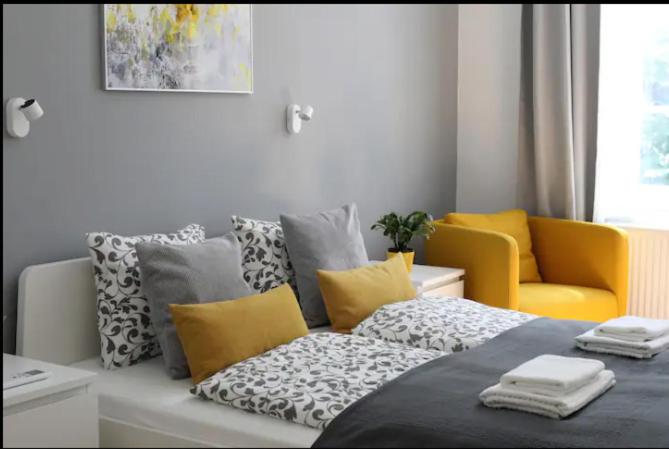 3bdr-2bath-3Ac design apt, central, secured parking, quiet