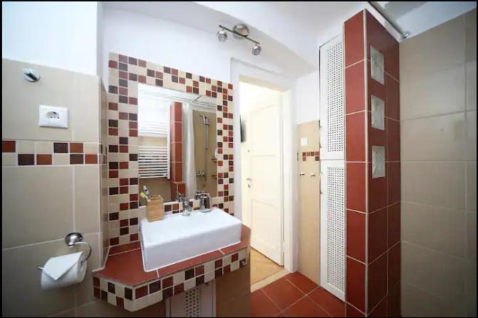 3bdr-2bath-3Ac design apt, central, secured parking, quiet